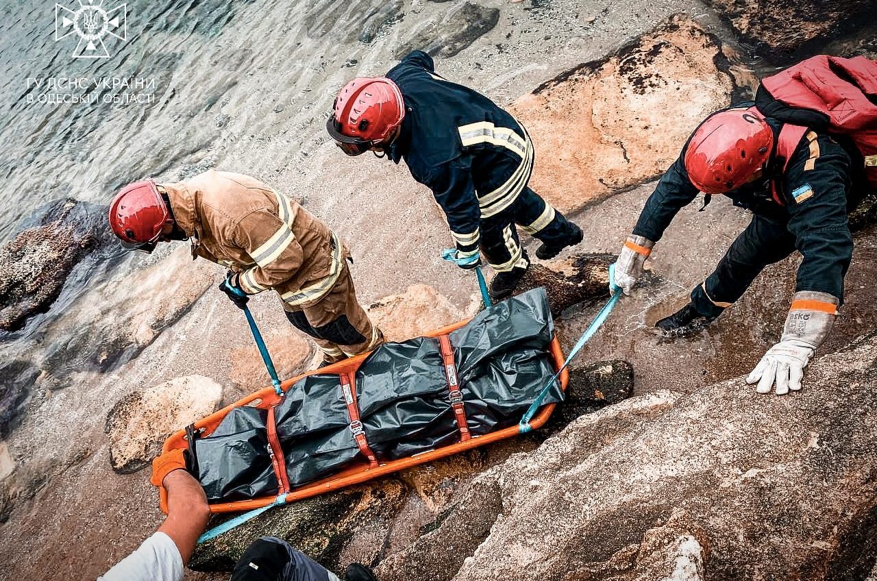 Тіло жінки, яка втонула тиждень тому у Фонтанці, знайшли у скелях на березі біля Вапнярки (фото) «фото»