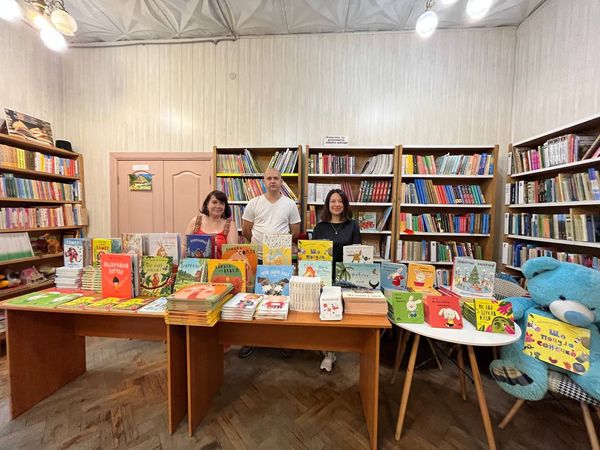 Волонтери поповнили дитячі бібліотеки Одеси новими українськими книжками (фото) «фото»