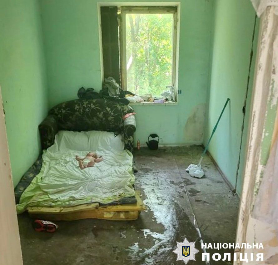 Жили у недобудові без вікон і дверей: на Одещині у матері вилучили немовля (фото) usionline.com Жили у недобудові без вікон і дверей: на Одещині у матері вилучили немовля (фото) «фото»