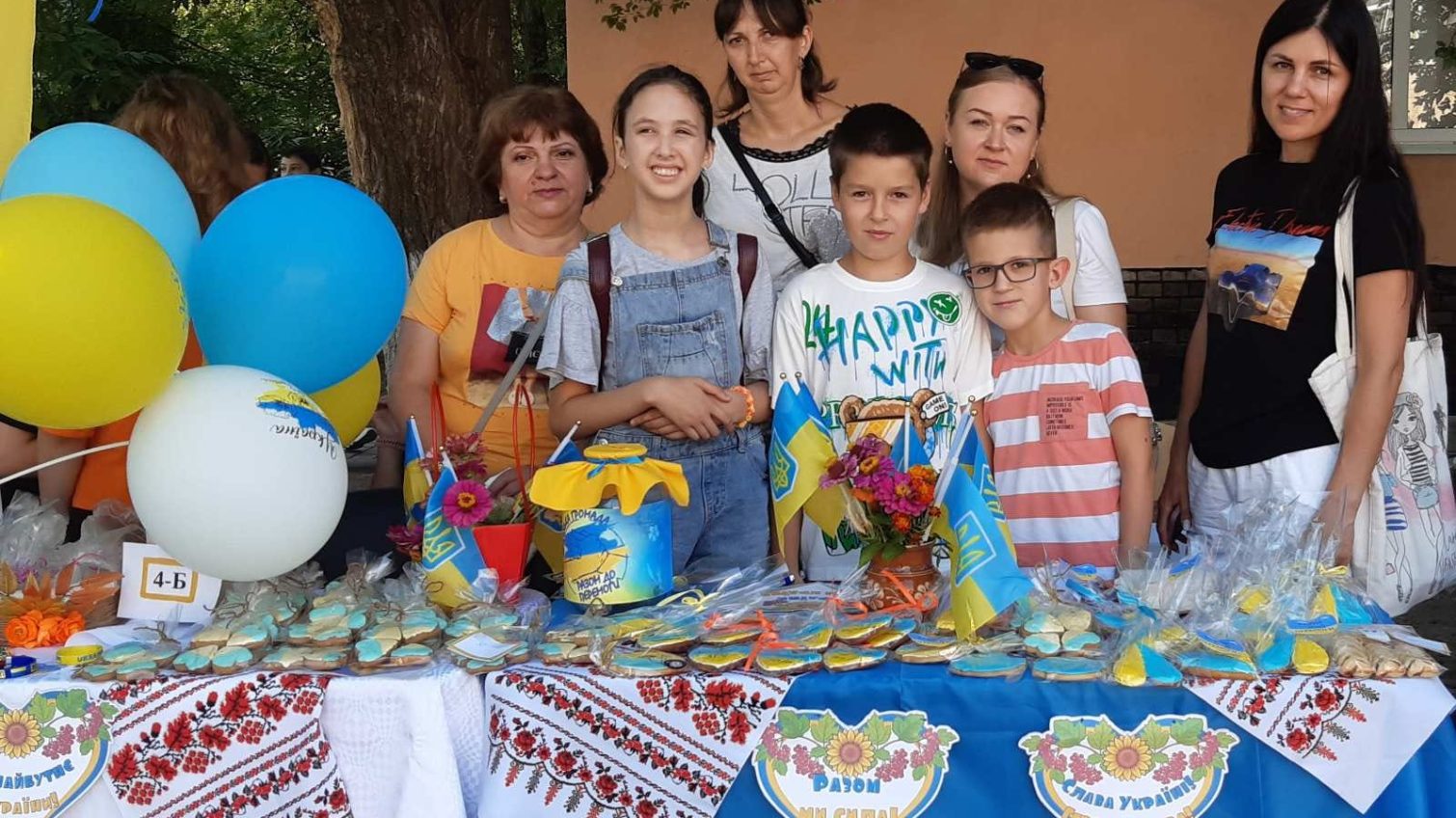 Солодощі, хендмейд та соління: на Одещині школярі зібрали 53 тис грн на ЗСУ під час ярмарку (фото) «фото»