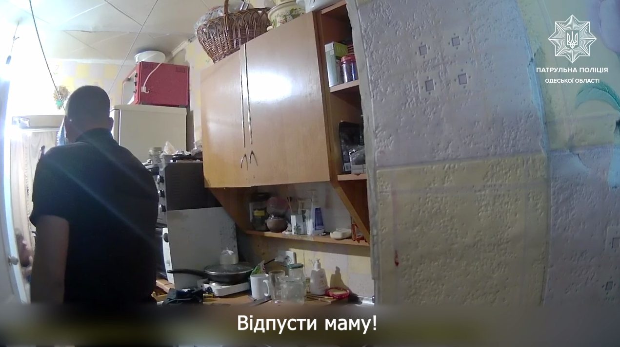 В Одесі неадекват взяв у заручниці матір та погрожував вбити її викруткою (відео) «фото»