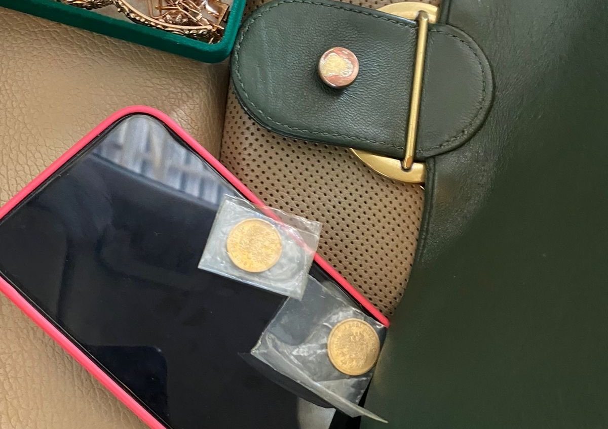 На кордоні в Одеській області знайшли золоті монети та старовинну Біблію (фото) «фото»