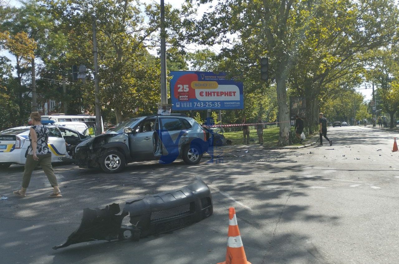 Руйнівна автотроща на Краснова: розбито дві автівки (фото) «фото»