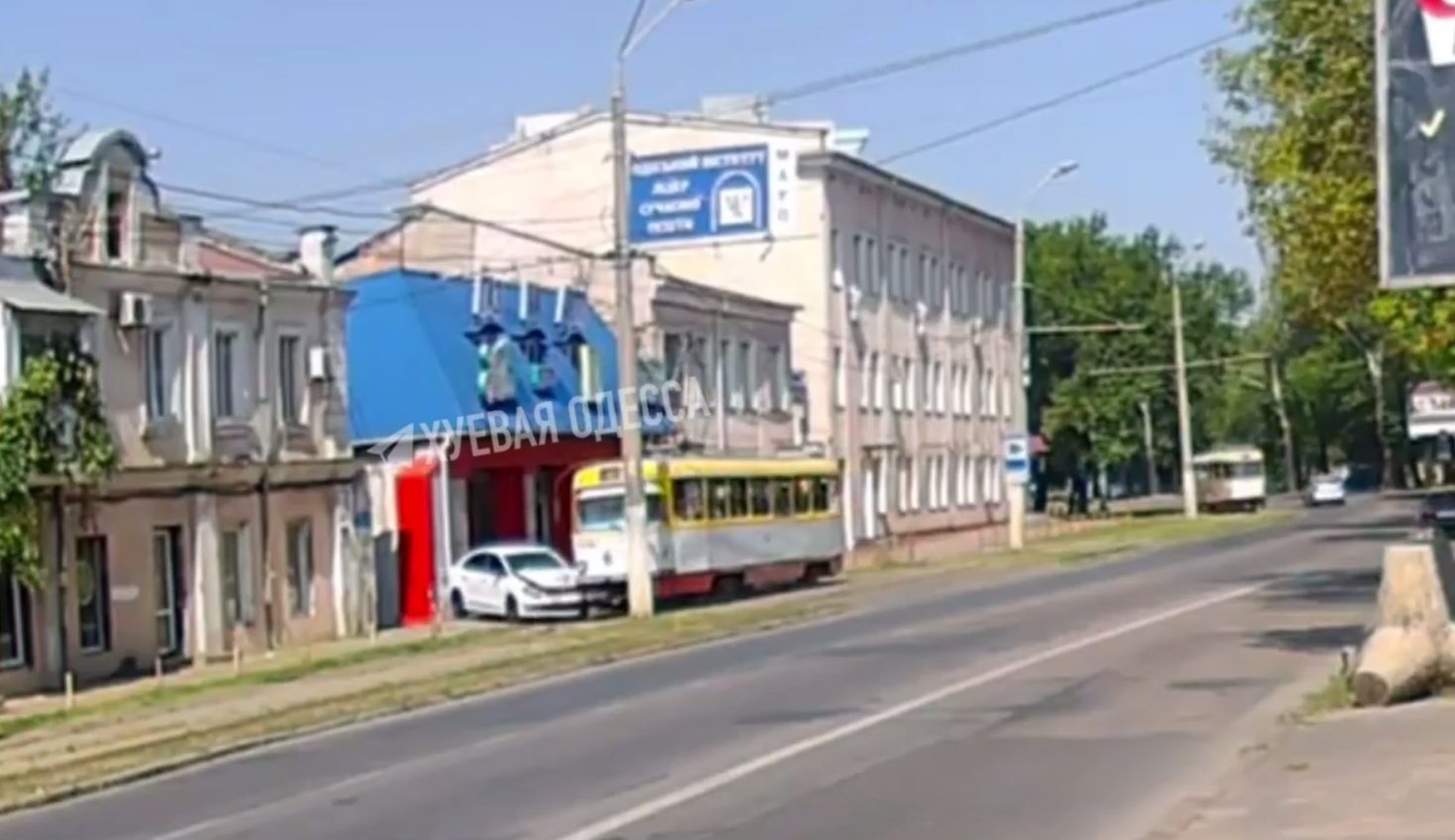 На Чорноморського Козацтва в Одесі трамвай зіткнувся з автівкою (відео) «фото»