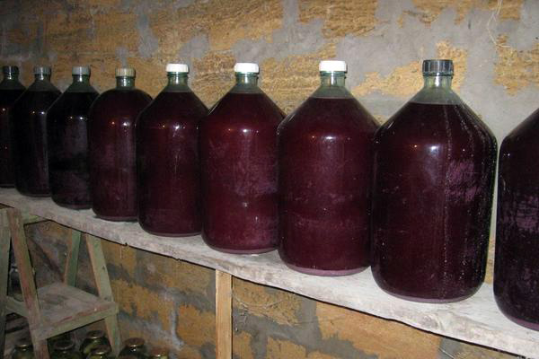 Святкувати, так з розмахом: мешканець Одеської області вкрав 15 літрів вина в день святого Валентина  «фото»