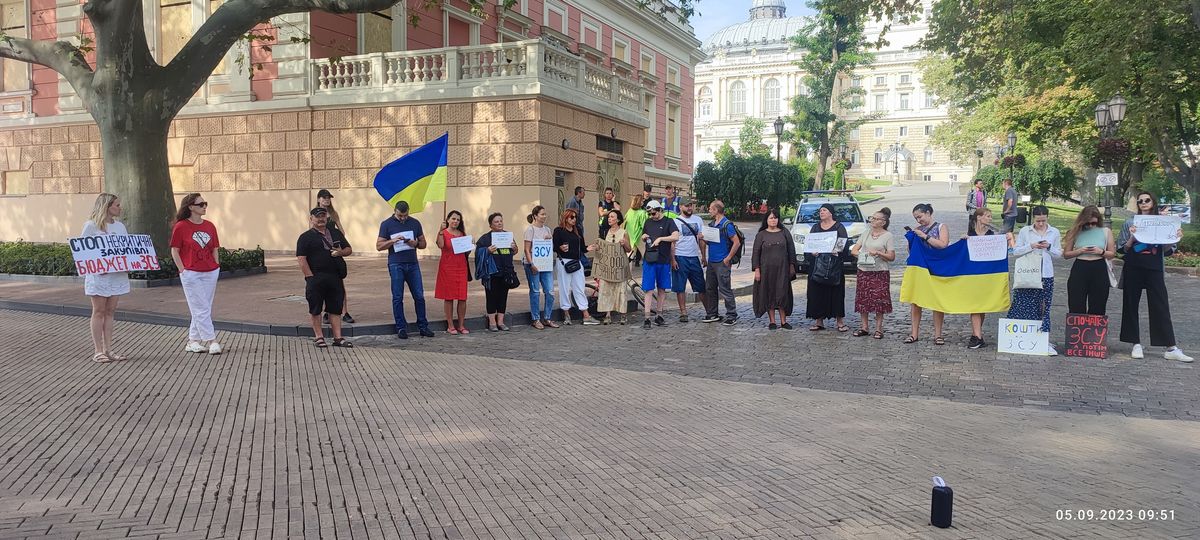 Біля мерії Одеси пройшов мітинг проти безглуздих витрат: вперше за 8 днів вийшов мер (фото) «фото»