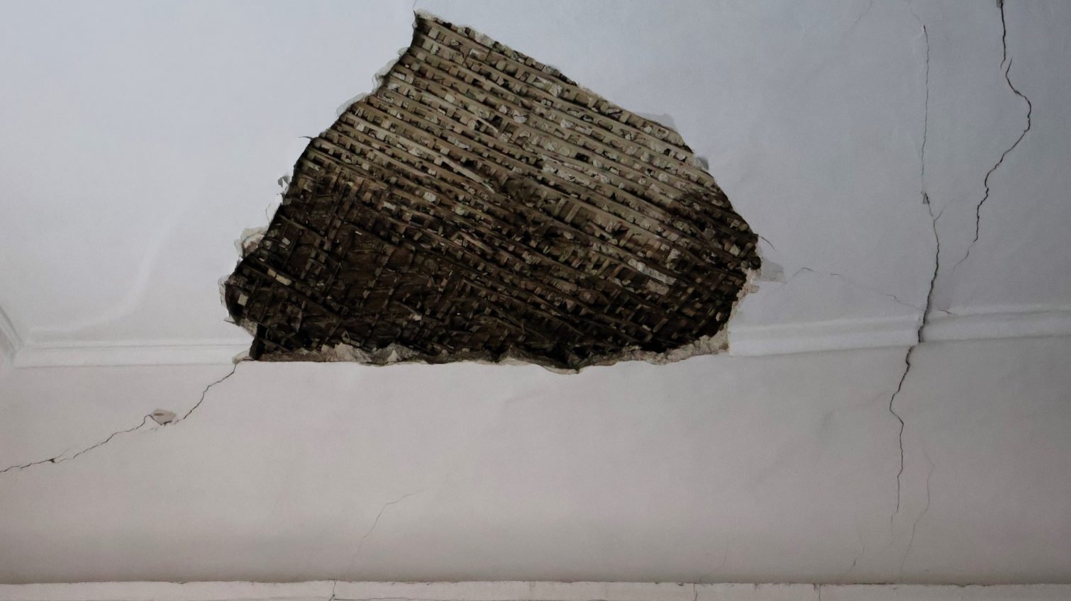 Наслідки тривалих обстрілів росіян: в Одеському археологічному музеї обвалилася стеля (фото) «фото»