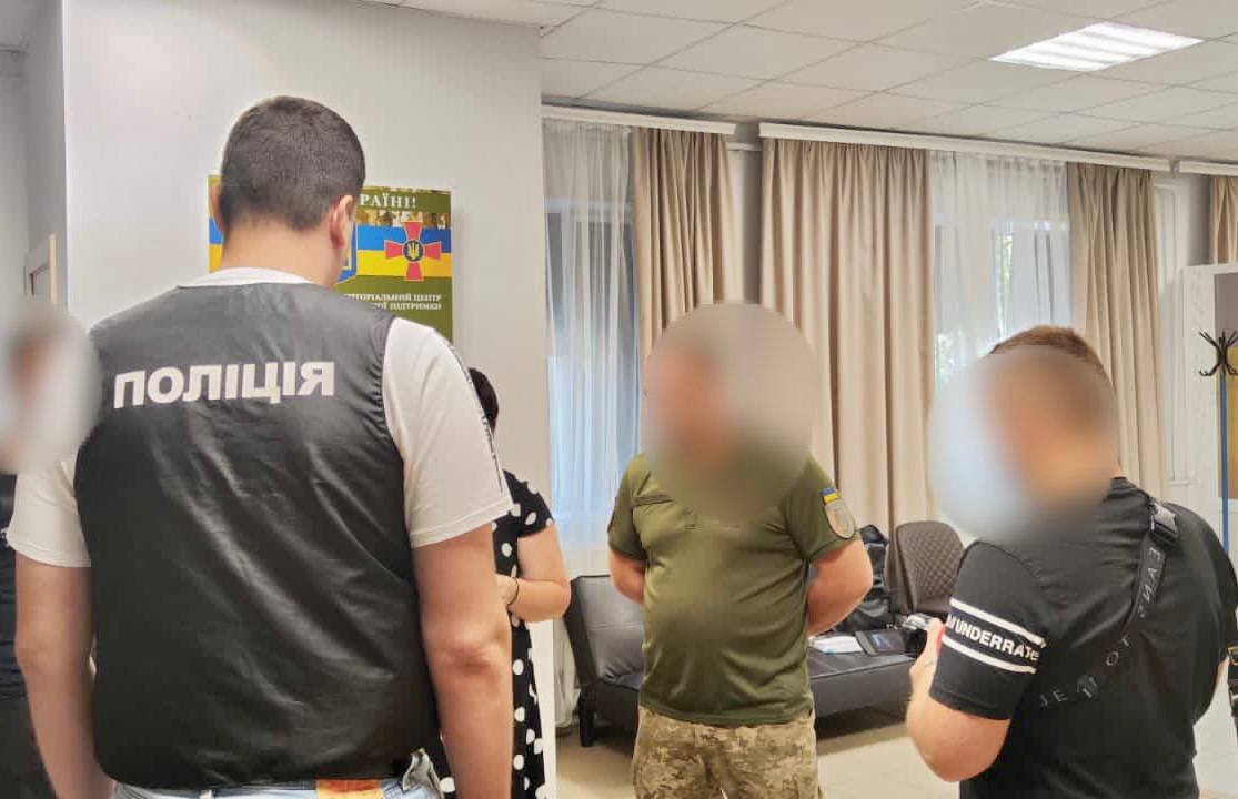 10 тис. доларів за сприяння визнання хворим – військовослужбовцю Одеського РТЦК та СП вручили підозру «фото»