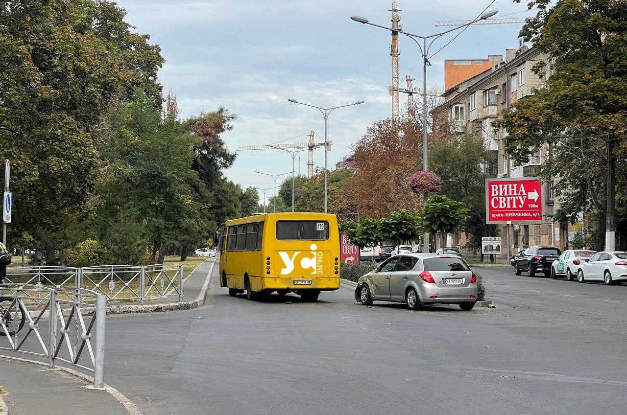 В Одесі маршрутка потрапила у ДТП (фото) «фото»