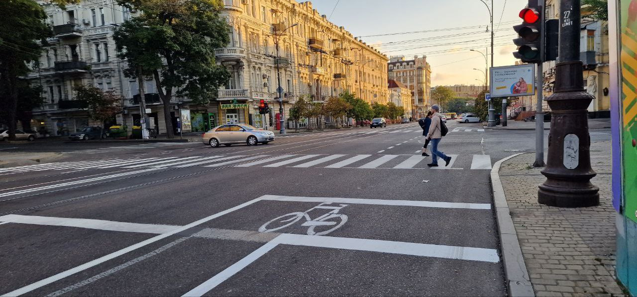 На Тираспольській з’явилися велодоріжка, жовтий зігзаг та нові знаки (фото) «фото»