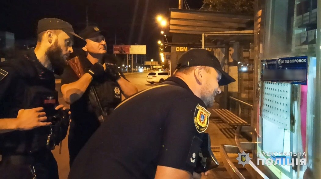 «Нічний рейд»: в Одесі поліцейські знайшли людей зі зброєю та продавців наркотиків (фото, відео) «фото»
