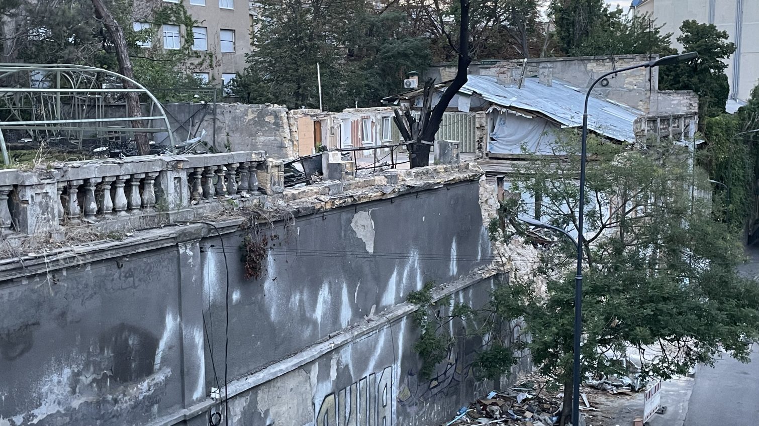 «Тут я планував працювати над книгою»: американський історик показав зруйнований росіянами ресторан в Одесі «фото»