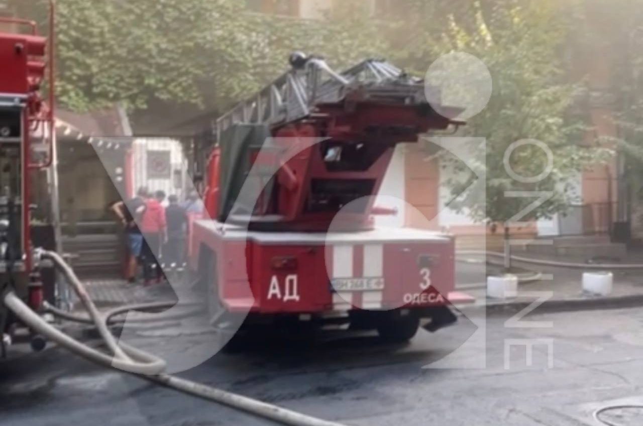 У центрі Одеси загорілася будівля відомого бара (відео) «фото»