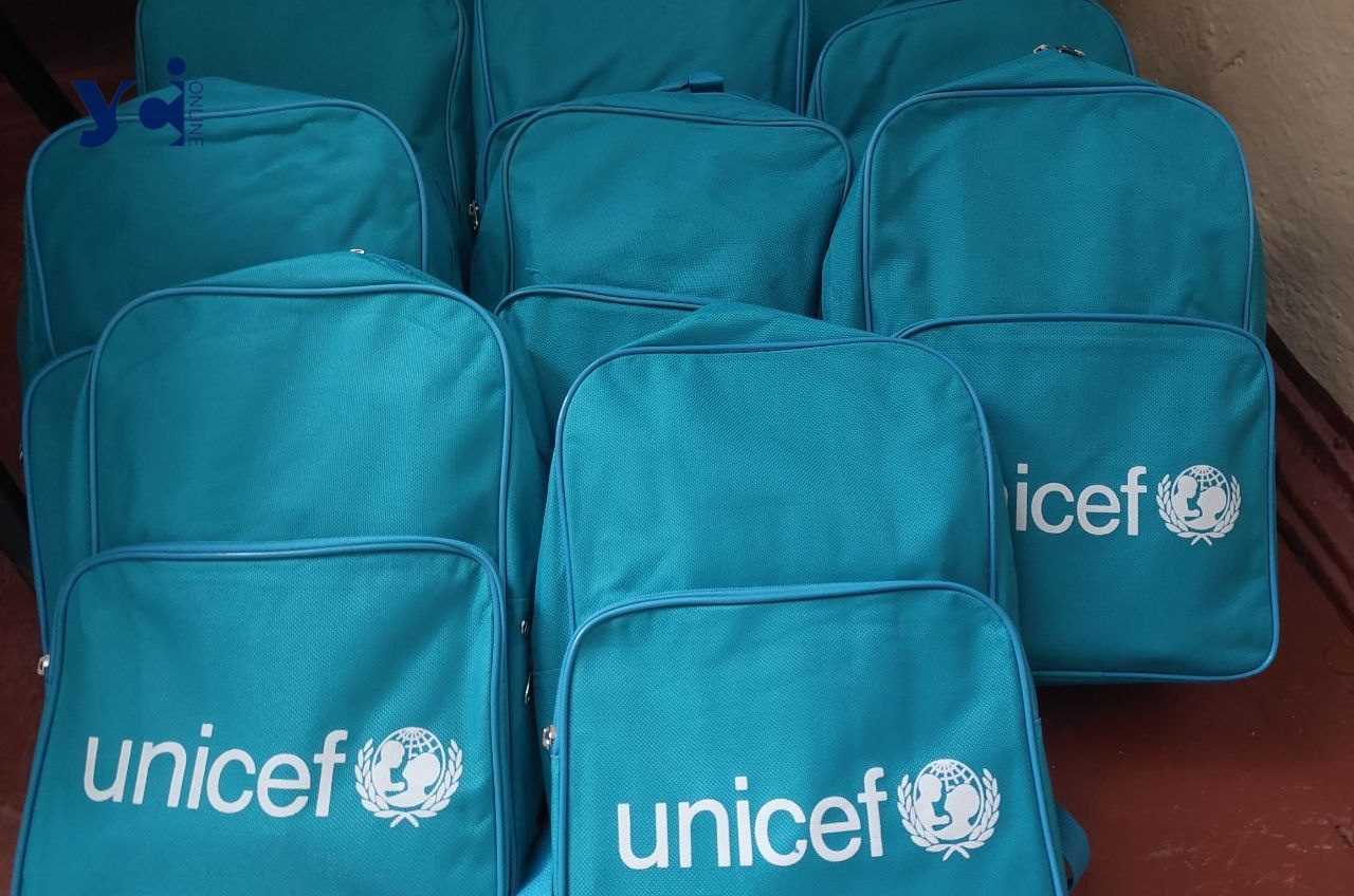Одеські першачки отримали рюкзаки з канцтоварами від ЮНІСЕФ (фото) «фото»