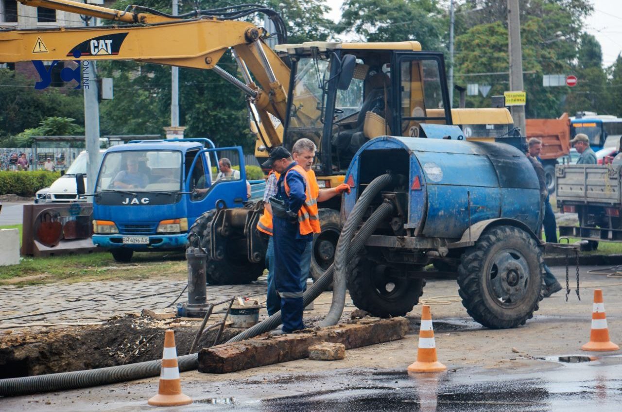 Наслідок аварії водопроводу: біля площі Толбухина скопився величезний затор (фото, ОНОВЛЕНО) «фото»