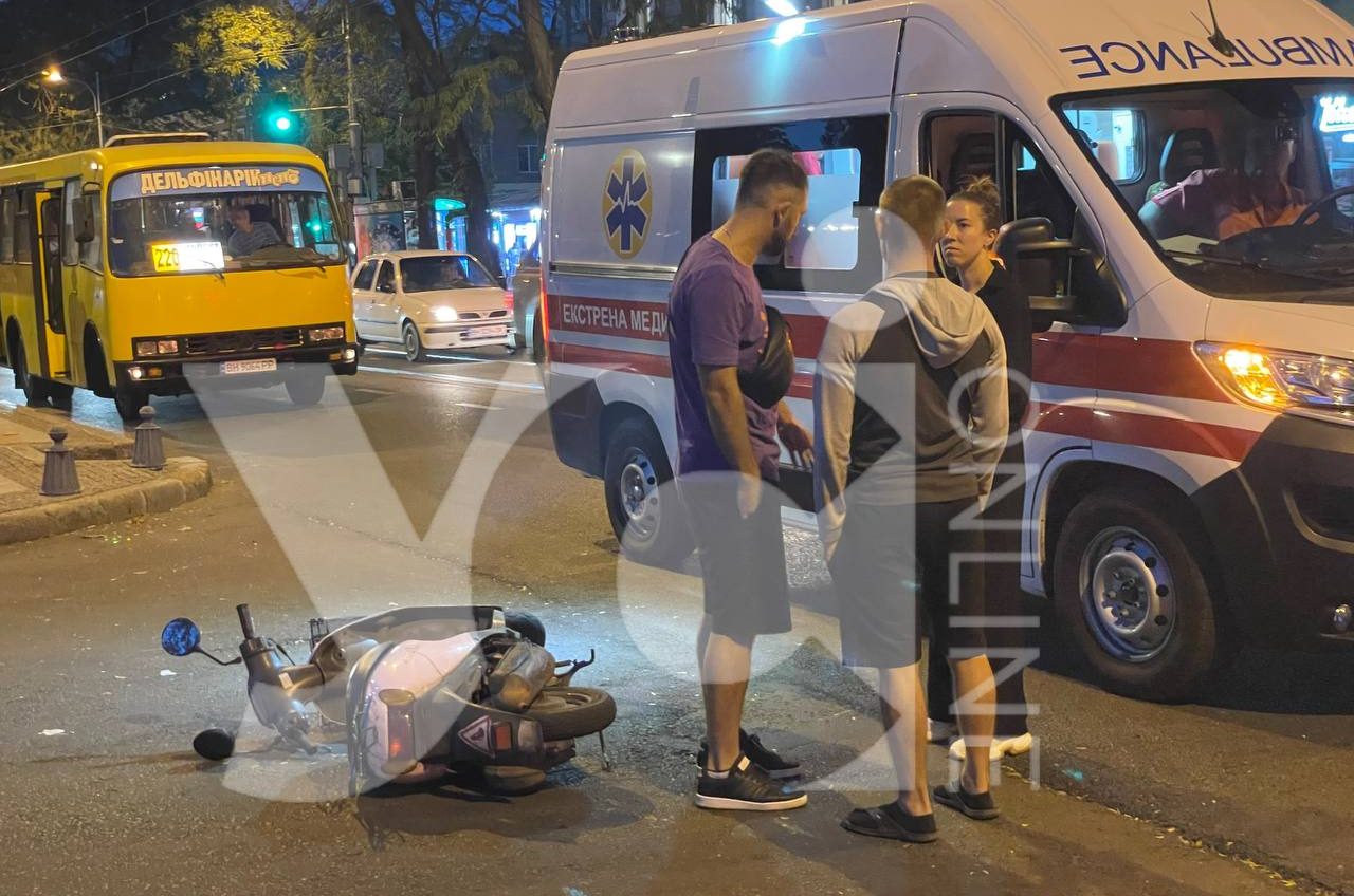 В Одеси біля Соборки сталася аварія за участю мопеда: постраждала жінка (фото) «фото»