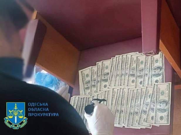 На Одещині керівника державного агентства затримали на хабарі 6 400 доларів від підприємства рибного господарства (фото) «фото»