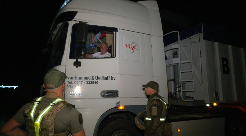 На всіх дорогах Одещини заборонили в денний час рух вантажівок «фото»