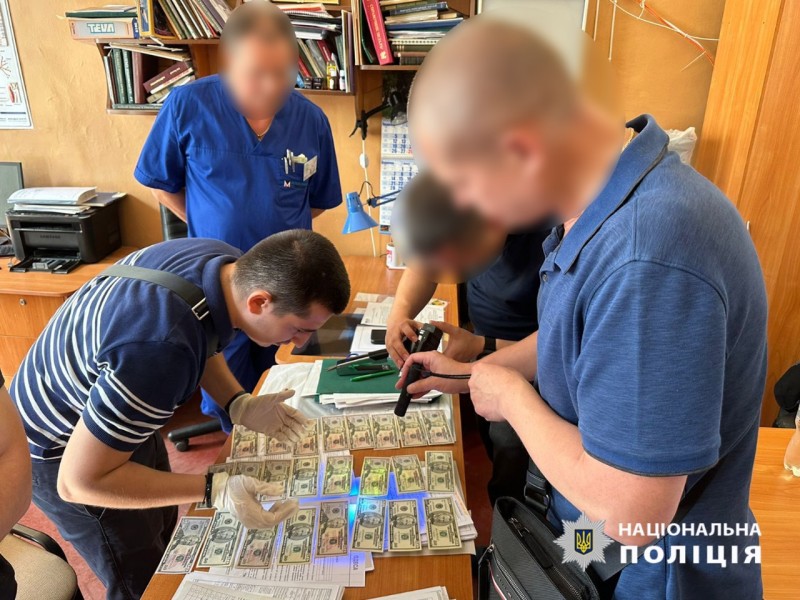 В одеській лікарні вимагали гроші за безкоштовну операцію, – при обшуку правоохоронці знайшли “касу” на 250 тис. дол (фото) «фото»