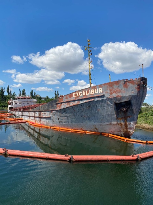 У Чорноморську не змогли продати судно, яке забруднює Сухий Лиман «фото»