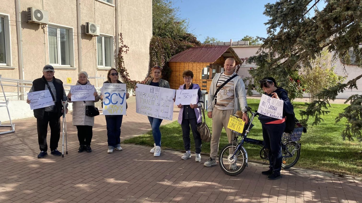 Гроші на ЗСУ, а не на туалети: ще в одному місті на Одещині відбулася акція проти недоречних тендерів (фото) «фото»