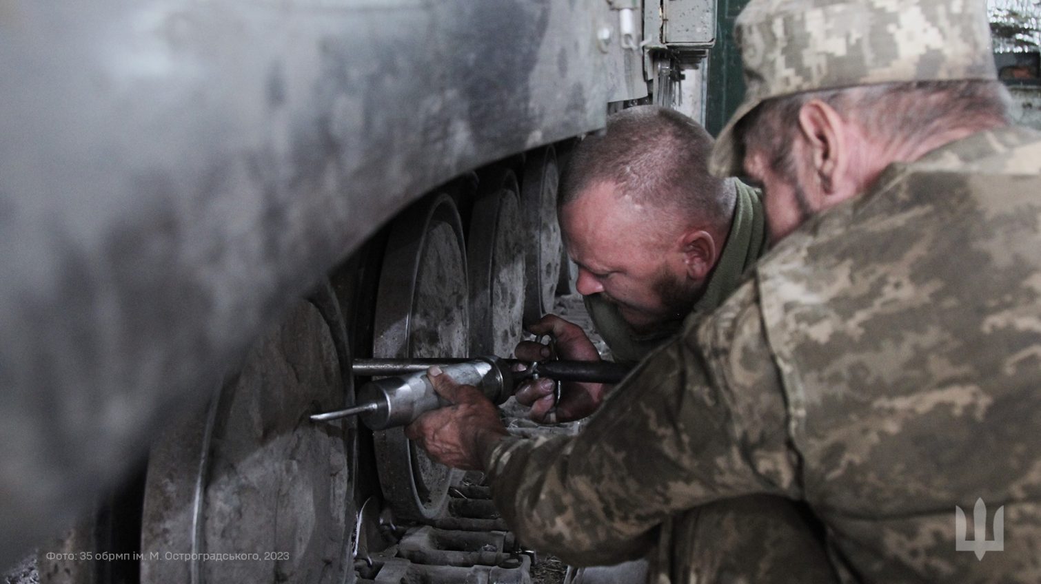 В одеській бригаді морпіхів показали, як лагодять пошкоджену техніку (фото) «фото»