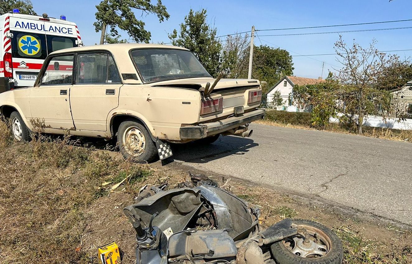 На Одещині автівка зіткнулась з мопедом: постраждала жінка (фото) «фото»