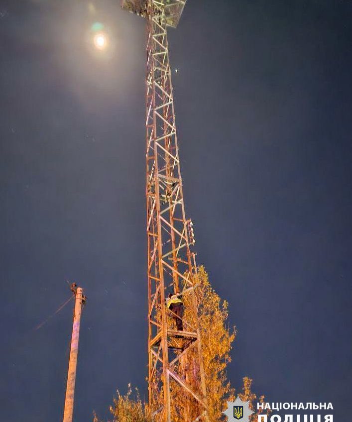 Заліз на 30-метрову вежу та готувався стрибнути: на Одещині врятували підлітка (фото) «фото»