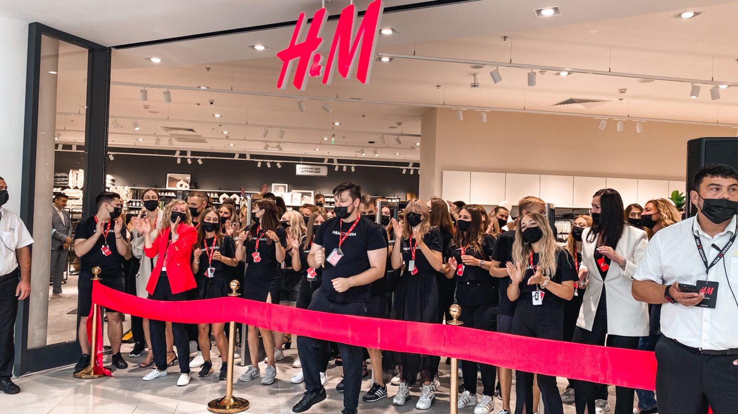 H&M повертається до роботи в Україні та відкриває магазини: спочатку у Києві, Одеса – у другу чергу usionline.com H&M повертається до роботи в Україні та відкриває магазини: спочатку у Києві, Одеса – у другу чергу «фото»
