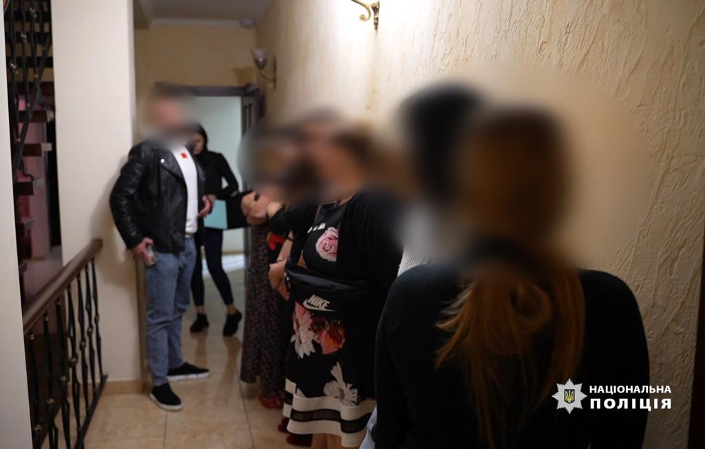 Наймали дівчат через вакансії адміністраторів у масажних салонах: в Одесі викрили трьох сутенерок (фото, відео) «фото»