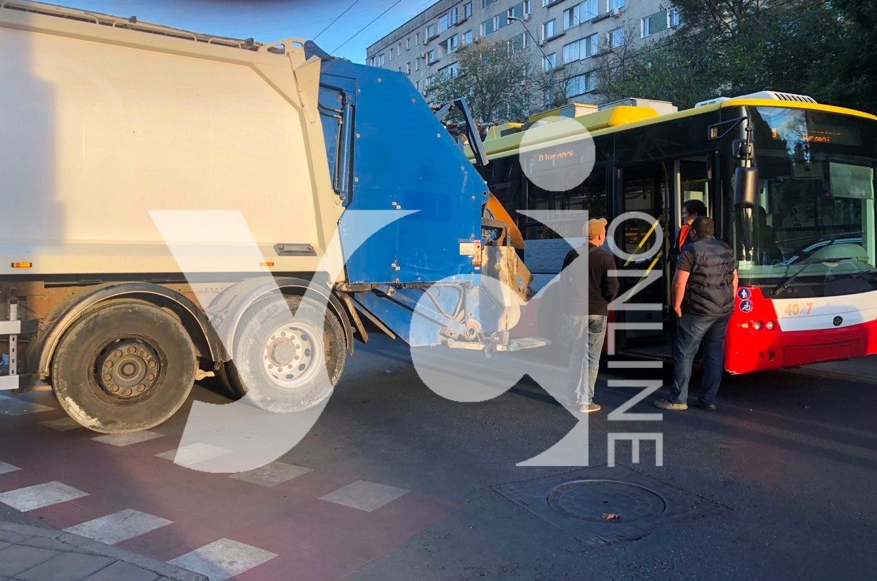 Аварія на 5-ї станції Фонтана: сміттєвоз протаранив іномарку та заблокував тролейбус (фото) usionline.com Аварія на 5-ї станції Фонтана: сміттєвоз протаранив іномарку та заблокував тролейбус (фото) «фото»