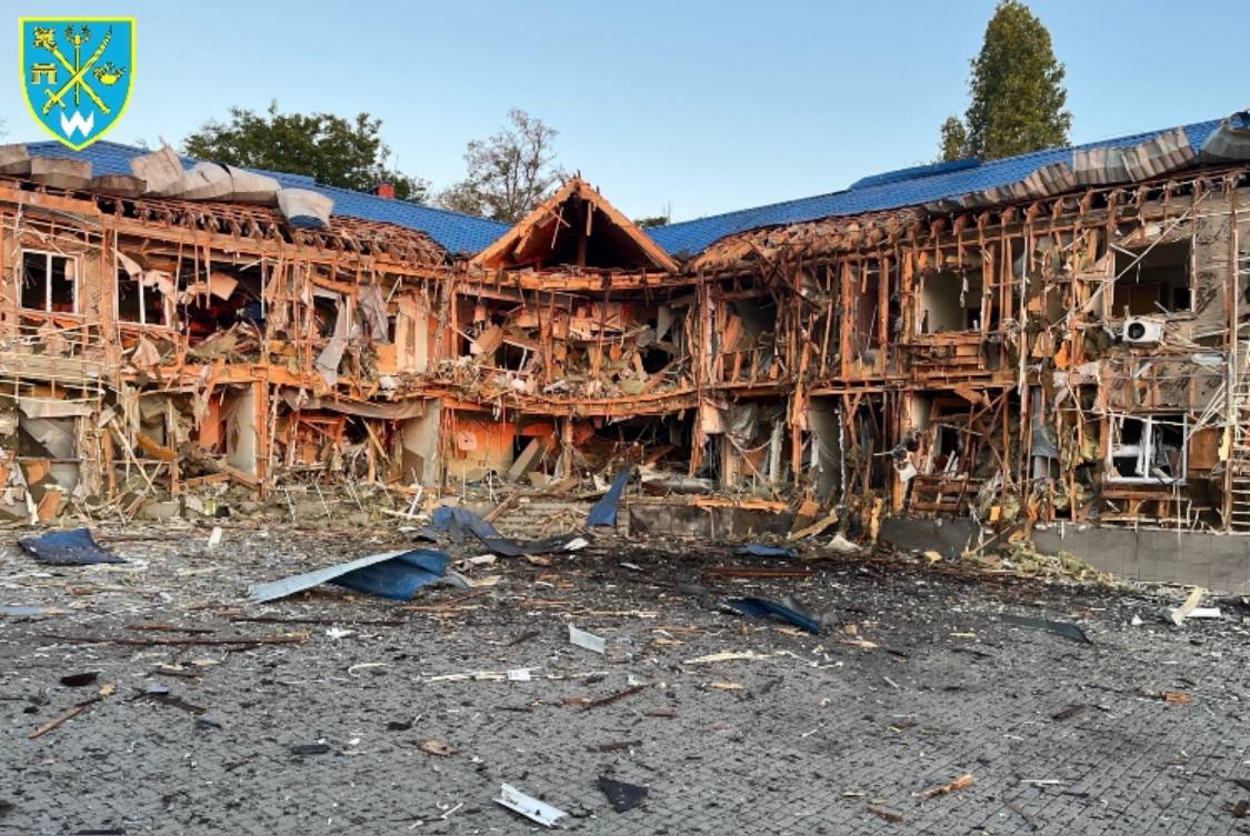 В Одесі уламки «шахеда» впали на яхт-клуб та зруйнували вітрильну школу (фото) «фото»