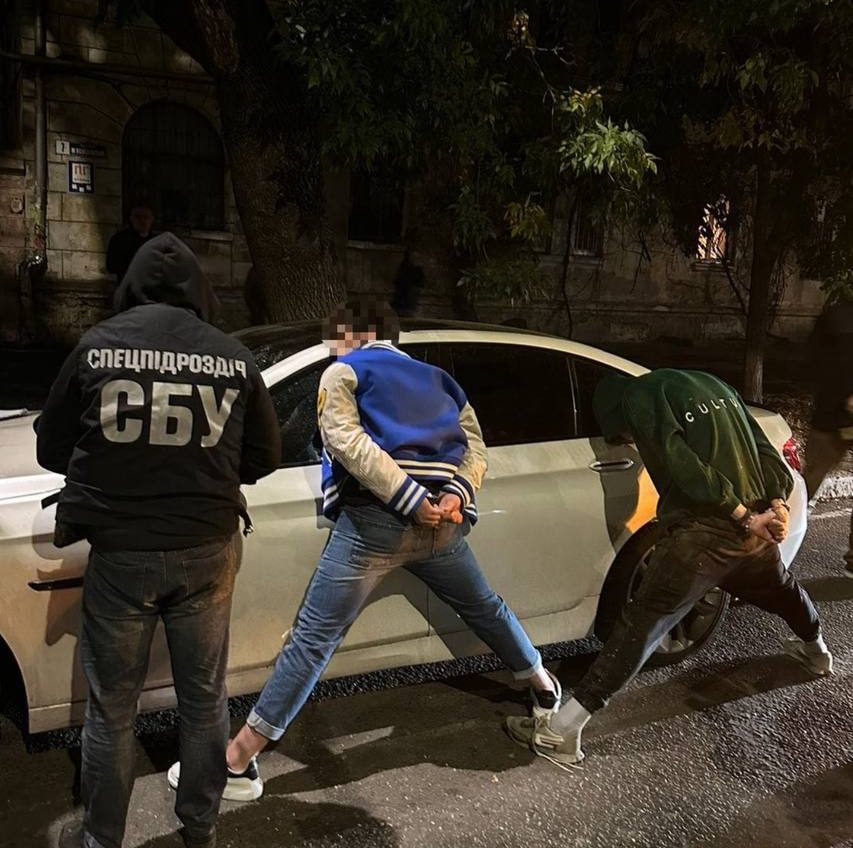 Тримали жертв у клітці в офісі у центрі Одеси:   накрили банду, яка вимагала гроші у підприємців (фото) «фото»