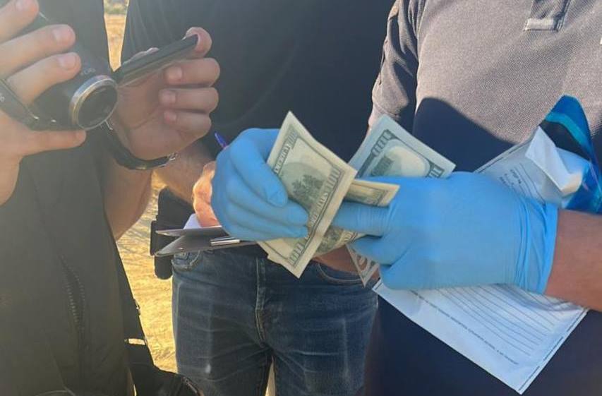 До Молдови за 5 000$: на Одещині викрили поліцейського та його спільника (фото) «фото»