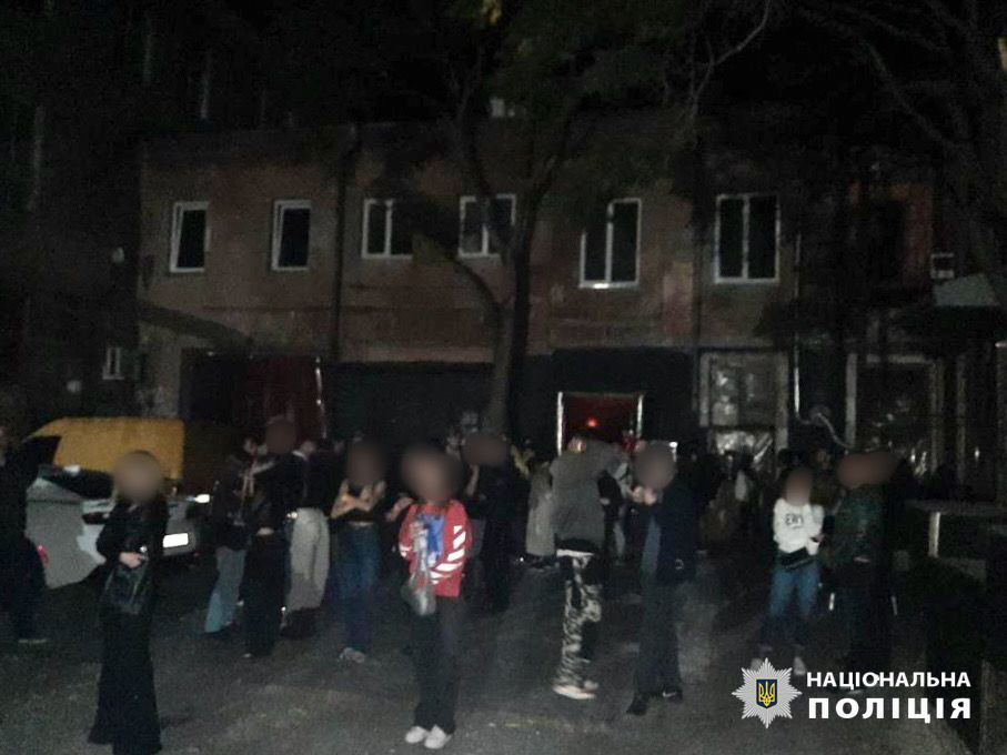 Розважалися з наркотиками під час комендантської години: поліція накрила вечірку в Одесі (фото) «фото»