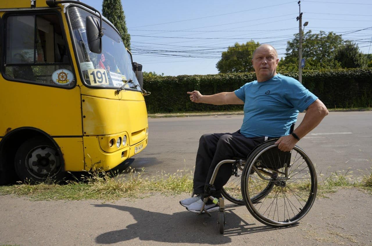 Громадський транспорт Одеси не пристосований до перевезення людей «у кріслі» (фото) «фото»