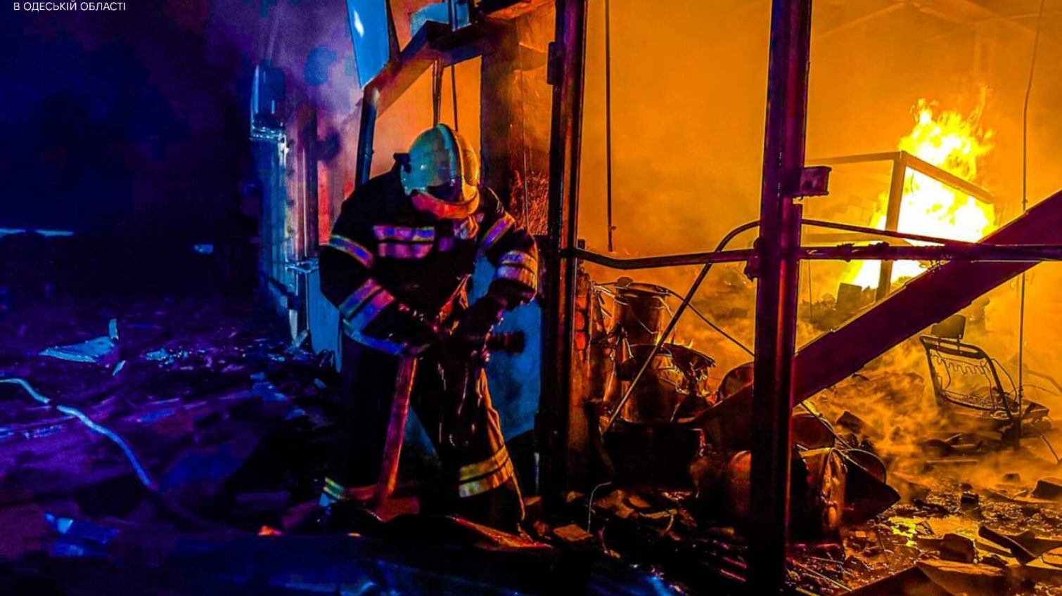 Одеські рятувальники показали, як ліквідують наслідки атаки на портову інфраструктуру (фото) «фото»
