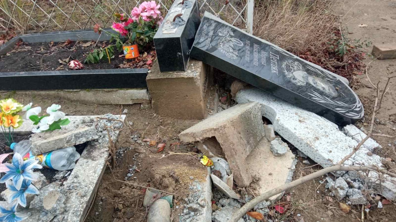 На Одещині вандали понівечили цвинтар (фото) «фото»