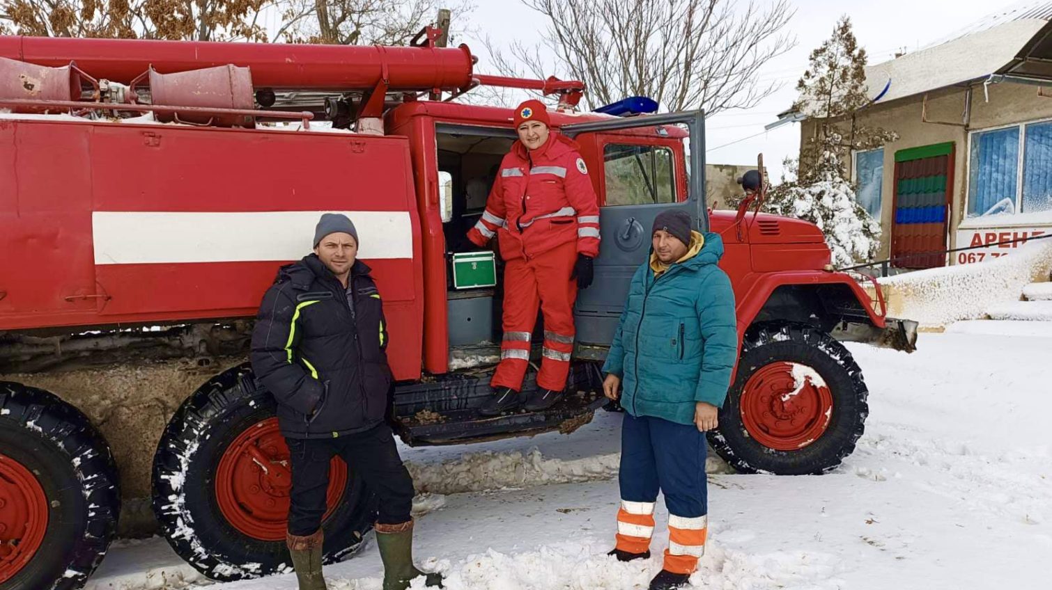 На Одещині бригада лікарів діставалась до хворого на пожежній машині «фото»