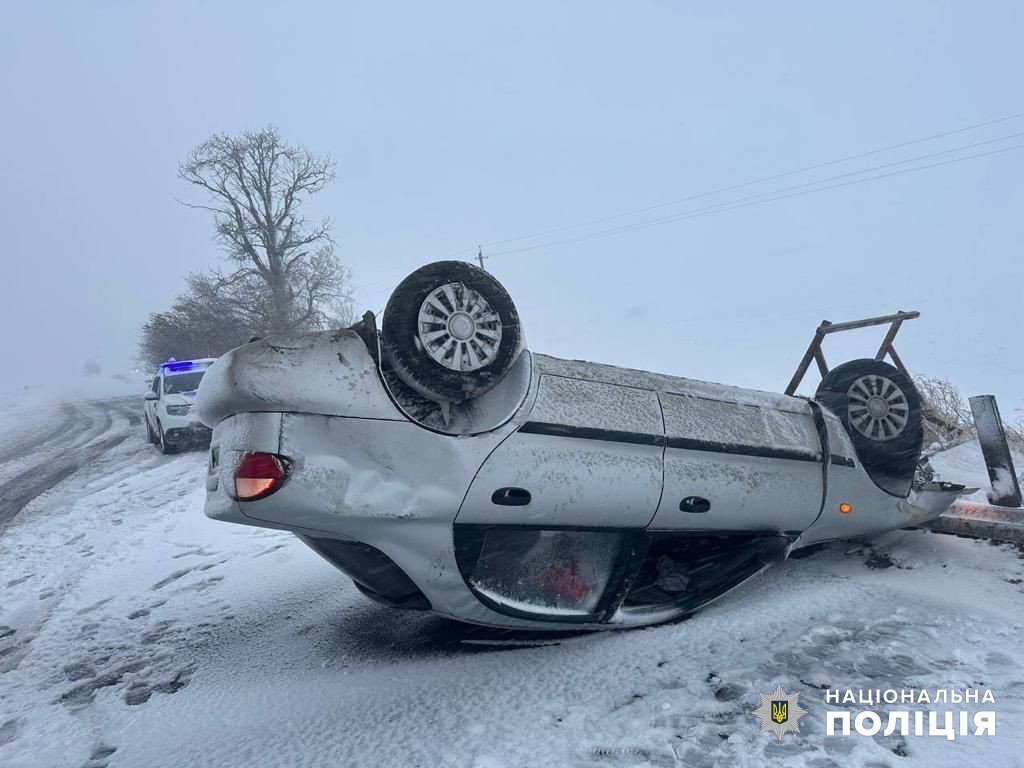 Перевернутий зерновоз, заблокована швидка та автобуси: на дорогах Одещини почалось снігове пекло (фото, відео) «фото»