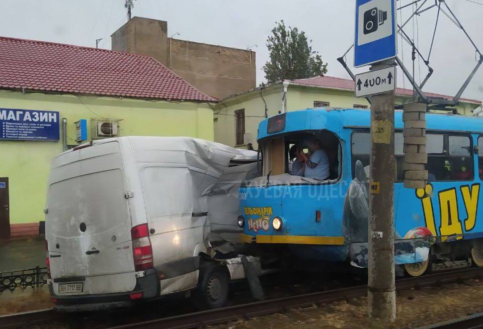 В Одесі трамвай зіштовхнувся з поштовою машиною: рух заблоковано (ОНОВЛЕНО) «фото»