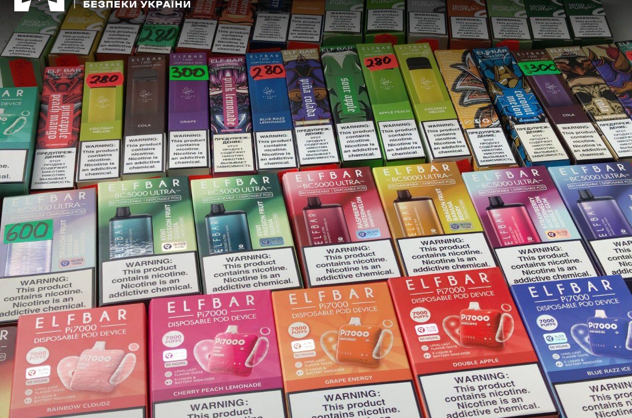 На Одещині накрили нелегальну мережу продажу контрабандних цигарок: в одному з магазинів продавчиня спалила товар (фото, відео) «фото»