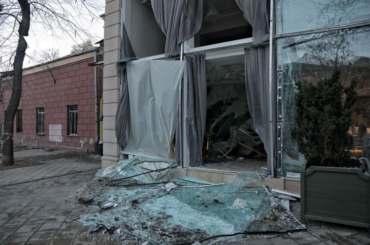 В Одесі внаслідок російської атаки пошкоджено близько 1000 кв. м. покрівель (відео) «фото»