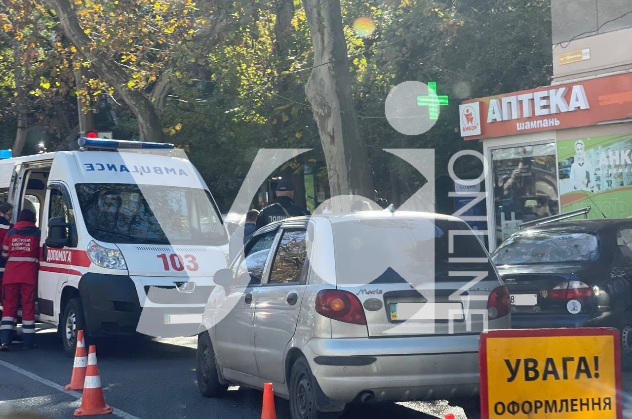 Намагався перебігти дорогу: в центрі Одеси автівка збила чоловіка (фото) «фото»