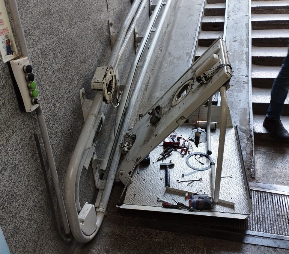 В Одесі вандали розтрощили підйомник для людей з інвалідністю (фото) «фото»
