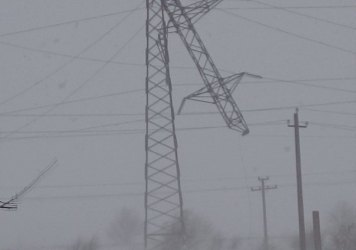 В Одеській області вітер зламав металеву опору лінії електропередач «фото»