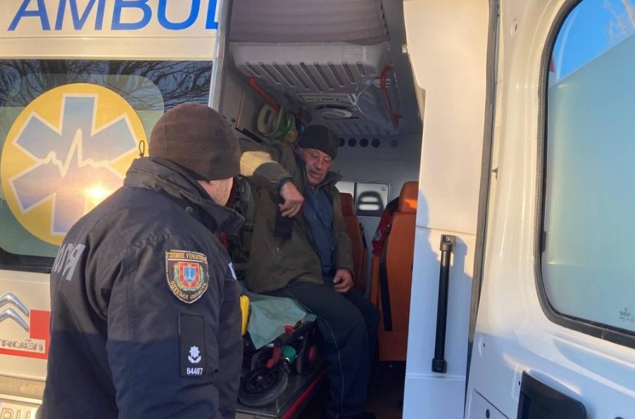 Поліцейські Одещини врятували з снігового полону пасажирів автобусів, які застрягли на території Румунії (фото) «фото»