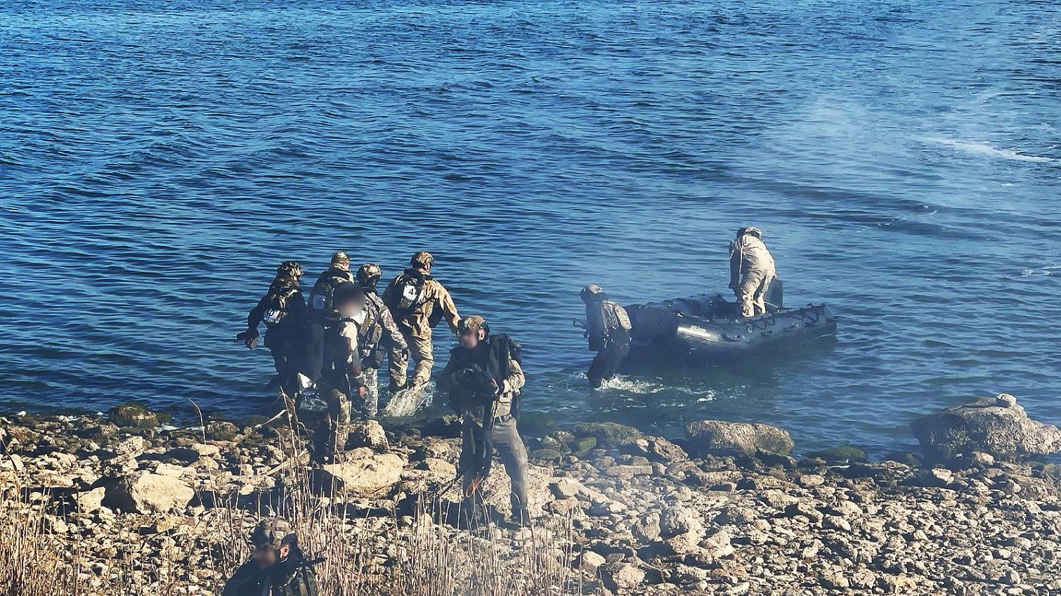 Десантування на берег та евакуація поранених під час обстрілу: одеські морські прикордонники пройшли тренування (фото) «фото»