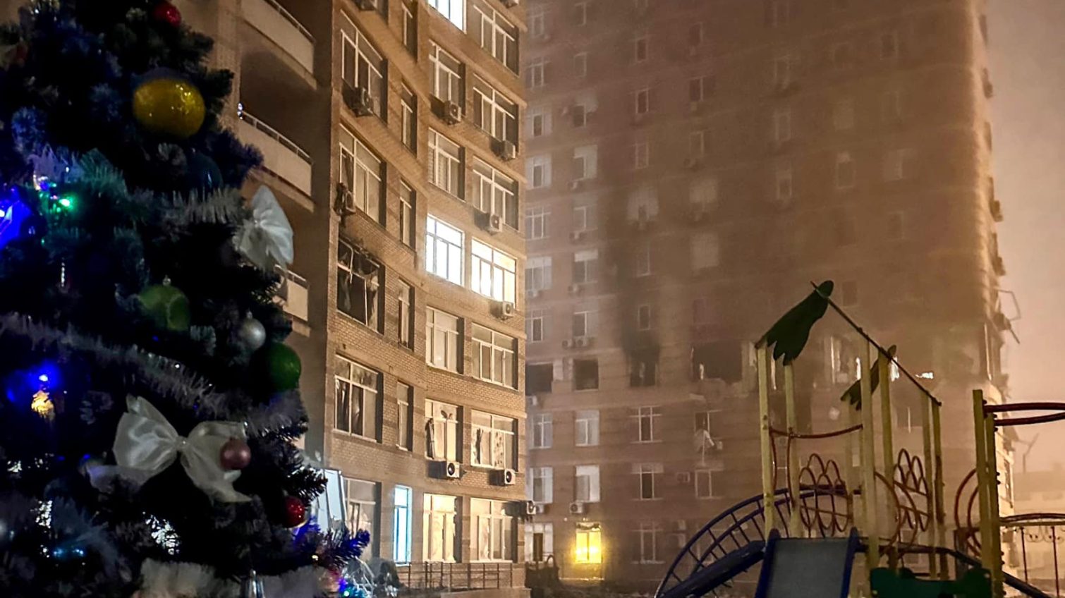 У дворі постраждалого від атаки одеського ЖК запалили ялинку  «фото»