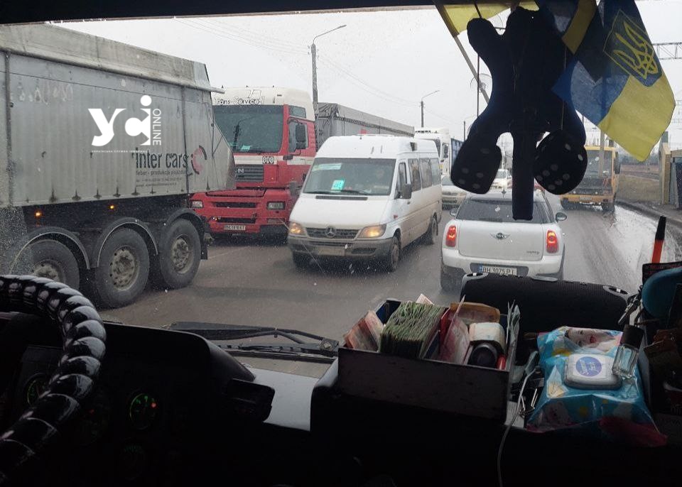 У Чорноморську фури заблокували в’їзд до міста – після зняття польської блокади (відео) «фото»